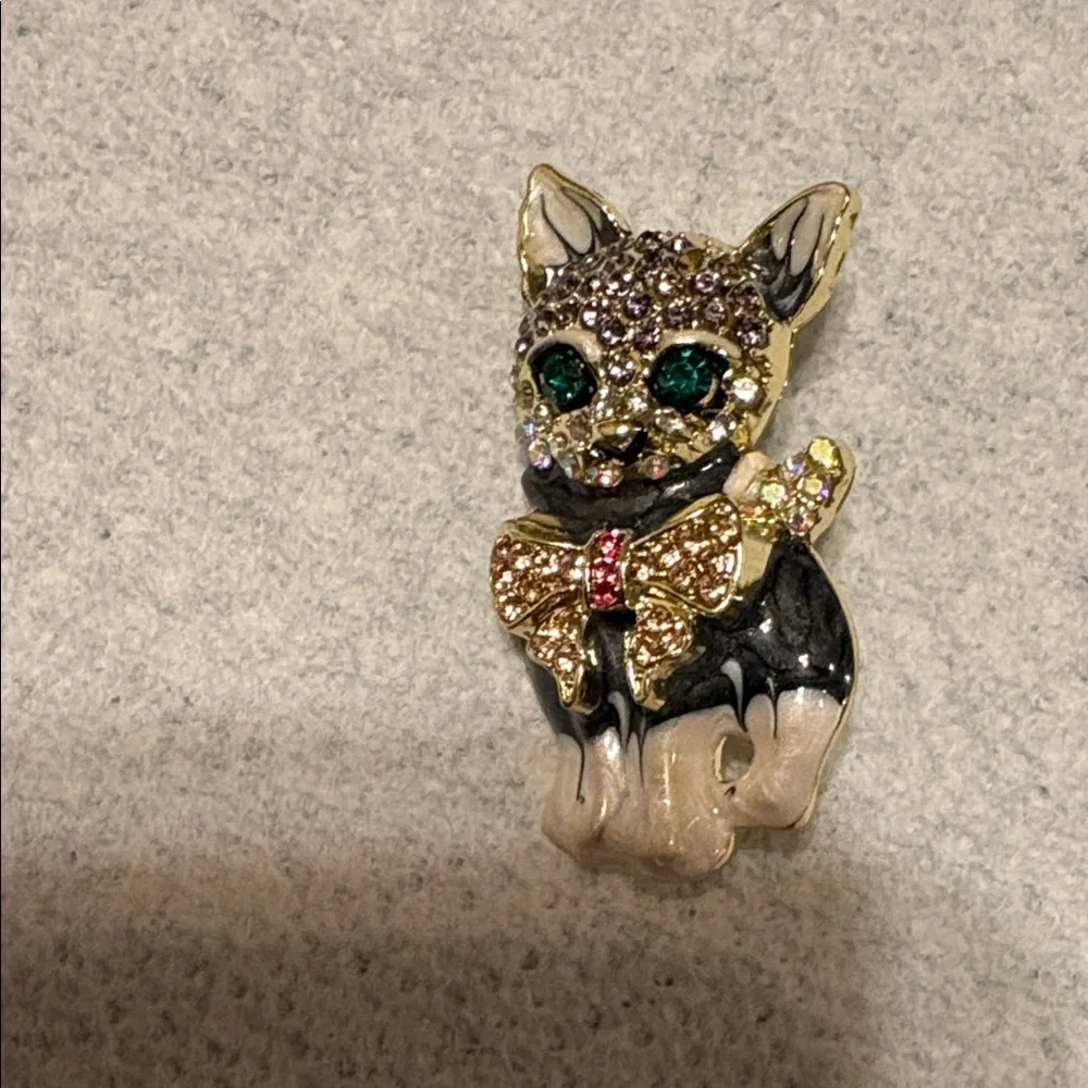 🌹New ArrivalRhinestone Cat Pin Brooch - Black and White with Gold Bow